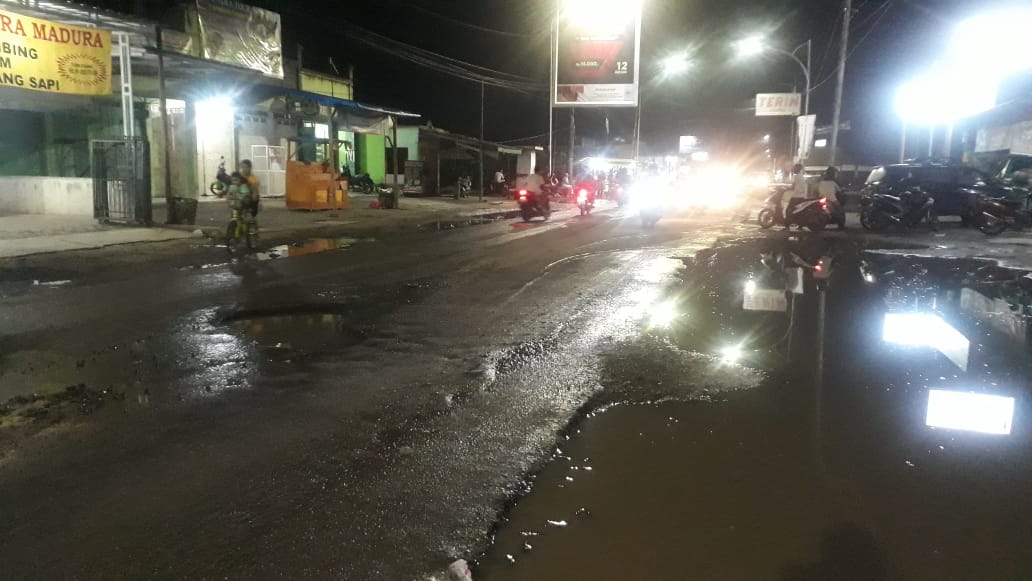 Warga Keluhkan Ruas Jalan Bandar Jaya Yang Baru Diperbaiki, Seperti Kubangan