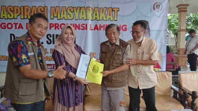 Anggota DPRD Lampung FX. Siman Menerima Usulan Masyarakat Rehabilitasi Jembatan